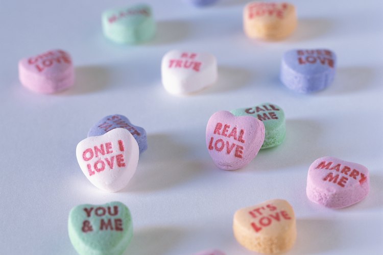 Compra varias bolsas de dulces en forma de corazones.