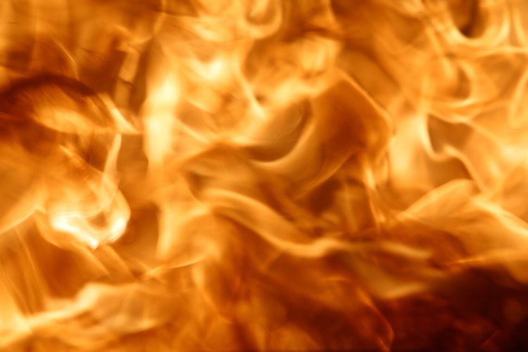 El ladrillo refractario mantiene el calor en la chimenea.