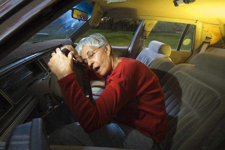 Muchos estados están empezando a expedir licencias restringidas para personas mayores que conducen.