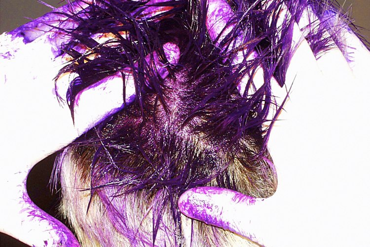 A los niños les gusta tener el cabello con colores brillantes en Haloween.