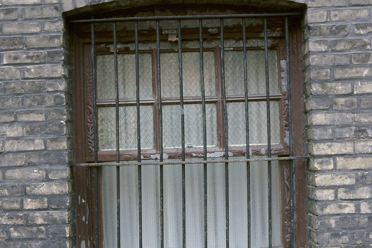 Los protectores de ventanas se parecen a las barras de seguridad, pero no pueden usarse de manera intercambiable.