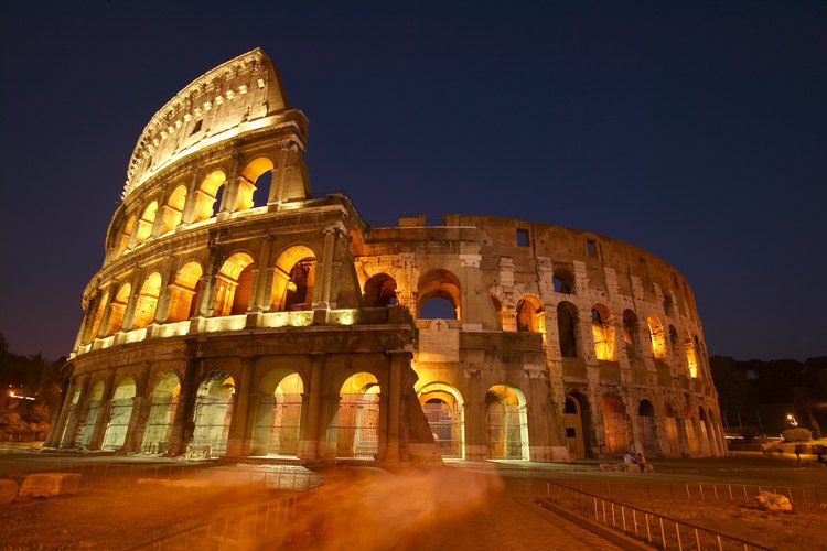 El Coliseo Romano en la noche.