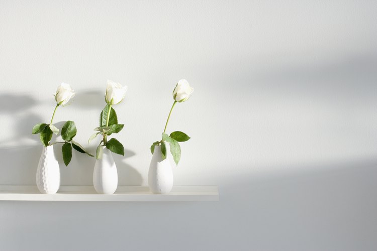 Las rosas cortadas son grandes bebedoras y necesitan agua fresca para sobrevivir.