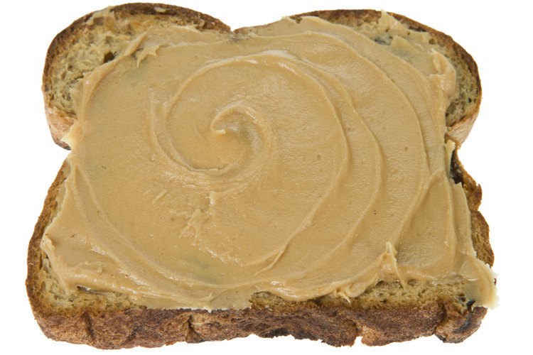 La mantequilla de maní generalmente viene en variedades suaves o con trozos.