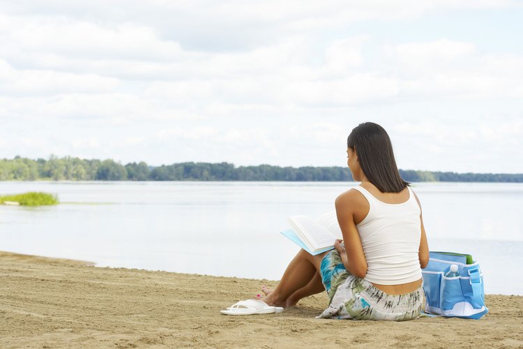 Diseñados para la comodidad y para encajar fácilmente en un bolsillo o en el bolso y ser llevados a bordo de un avión o en un día en la playa, los libros en rústica del mercado de masas se les llama