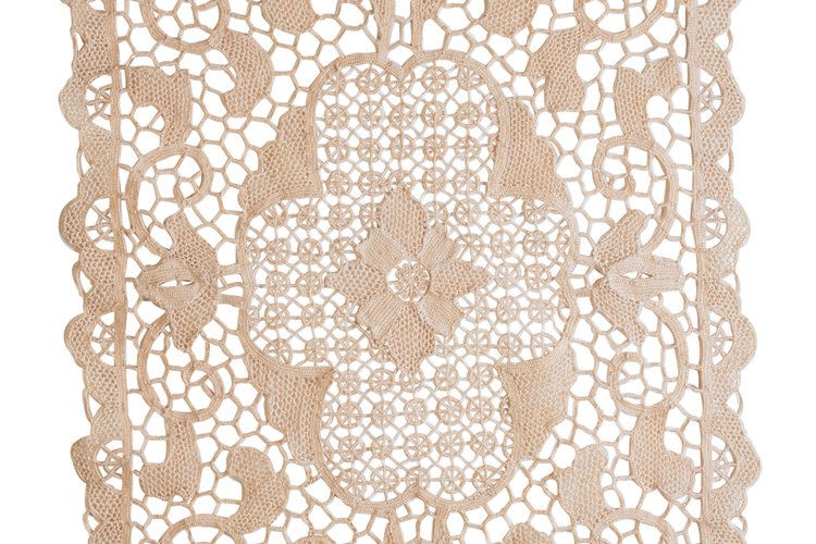 Los manteles de mesa blancos tejidos en crochet a mano siempre se convierten en reliquias de familia.