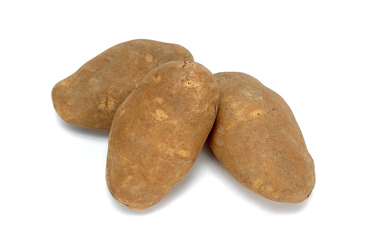 Corta las papas y cocínalas en el horno para un platillo suculento.
