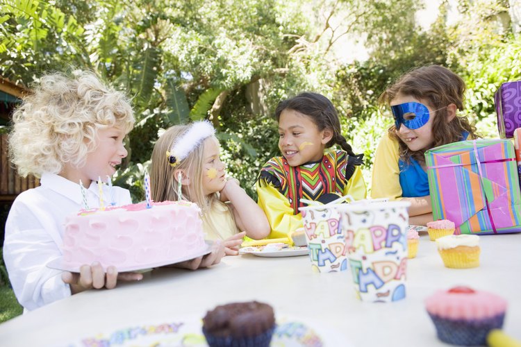 Niños en una fiesta de disfraces.
