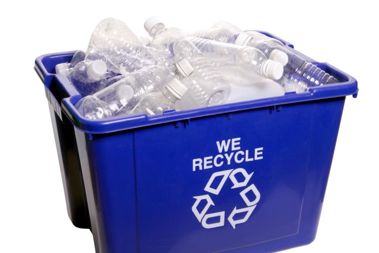 Cómo limpiar botellas de plástico con alcohol.