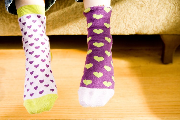 Los calcetines que permiten la circulación del aire pueden ayudar a calmar el problema de los niños de los pies olorosos.
