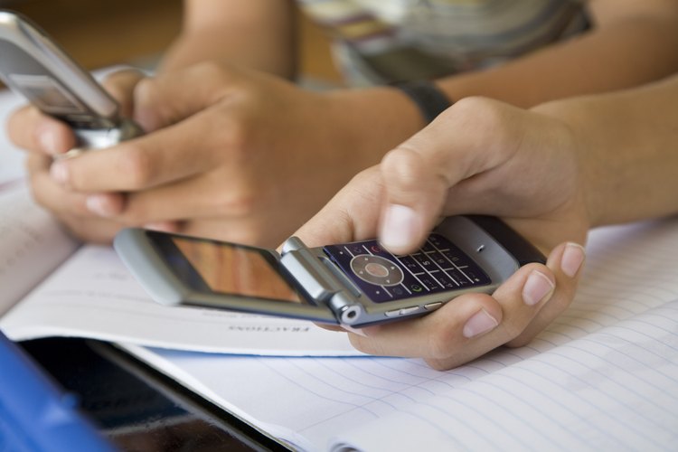 El teléfono celular adecuado depende en parte de la edad de tu hijo.
