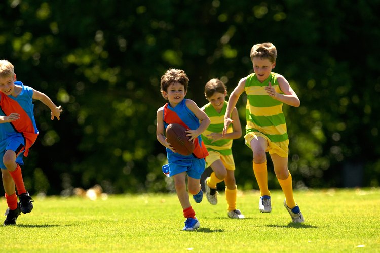 El fútbol le enseña a los niños mucho más que hacer un gol o un touchdown.