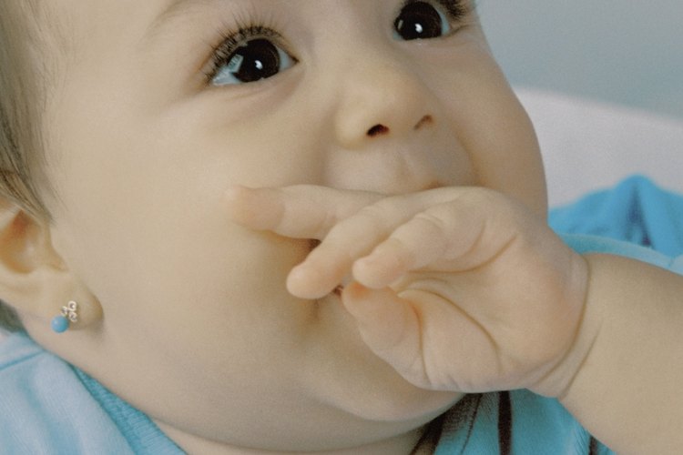 Puedes hacerle perforar las orejas a tu bebé a cualquier edad.