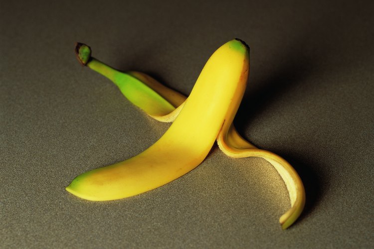 Las cáscaras de banana no son únicamente basura; son alimento para tu jardín.