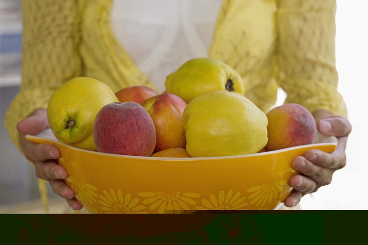 Los nutricionistas diagnostican los malos hábitos alimenticios y les enseñan a las personas acerca de la nutrición.