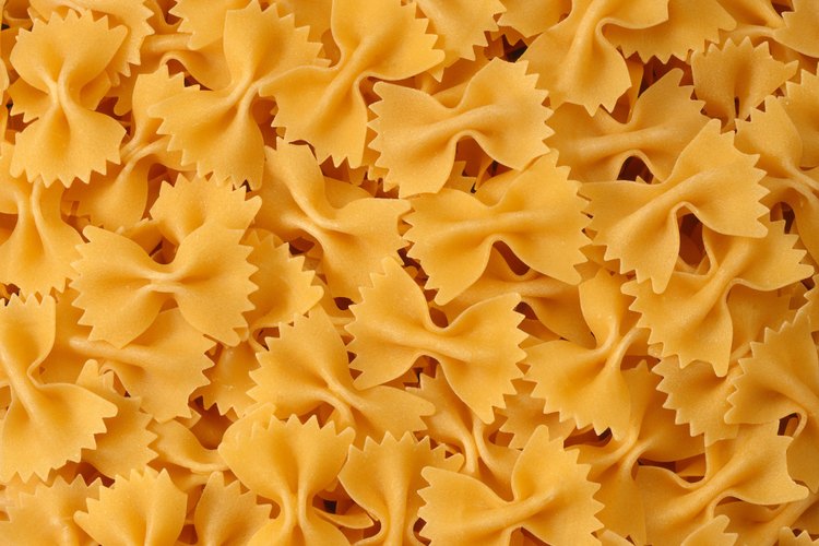 La forma única de la pasta de corbata hace una elección ideal para platos de pastas que contienen mucha salsa.