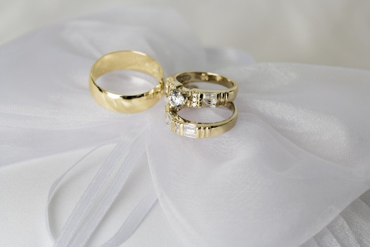 Anillos de bodas en la almohadilla.