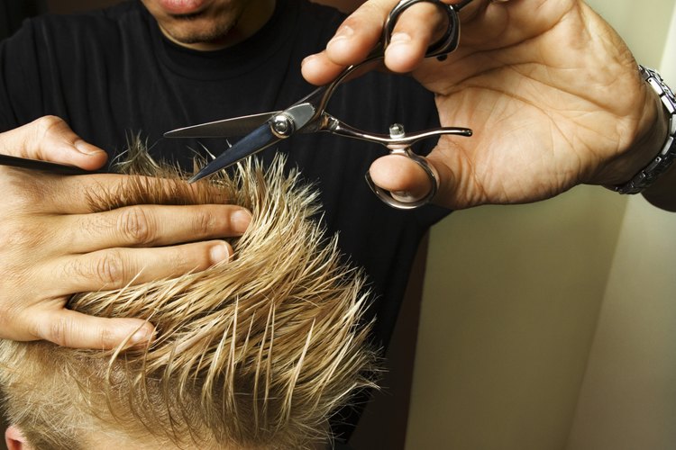 Las barberías se centran en cortes de cabello para hombres, pero los estilistas calificados pueden atender a ambos sexos.