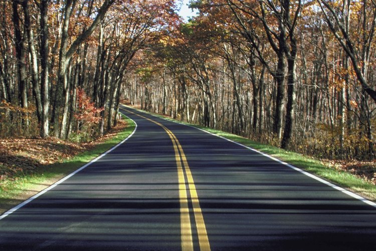 Las líneas dobles amarillas le muestran a los conductores las reglas de la carretera.