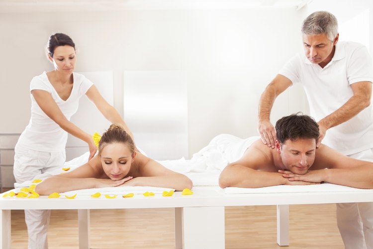 Únete a él para un masaje de parejas en un spa sexy.