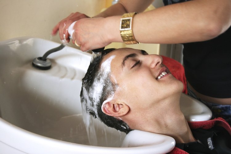 Aquí te mostramos cómo diseñar el cabello de un varón.