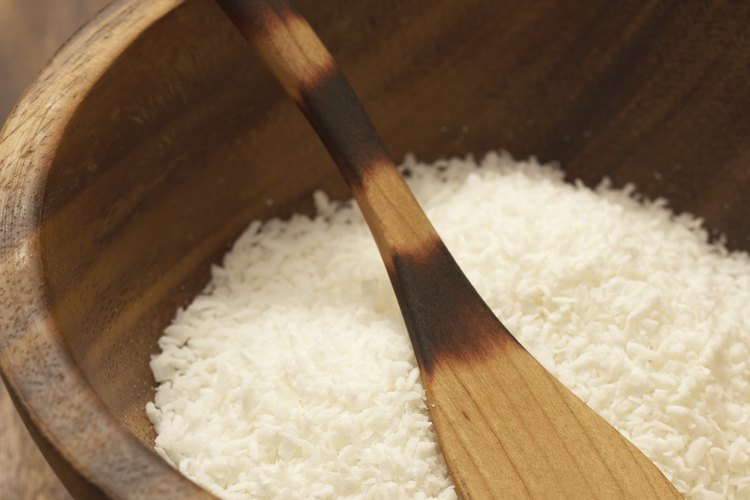 Tiñe el coco rallado para utilizar como cubierta para pastel.