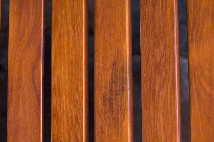 Limpiar y lijar la madera son pasos importantes para el acabado.