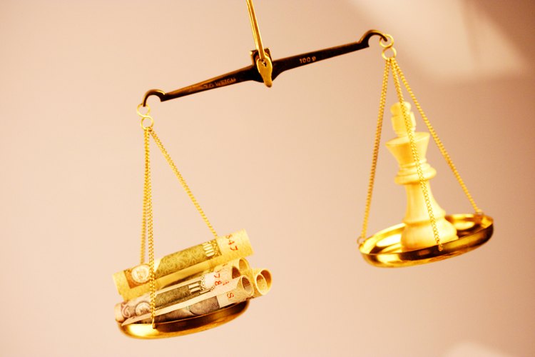 Decorar con la "balanza de la justicia".