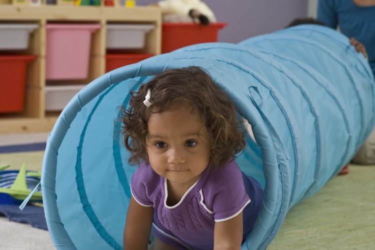 Niña en el jardín de infantes en entrenamiento de esfínteres.