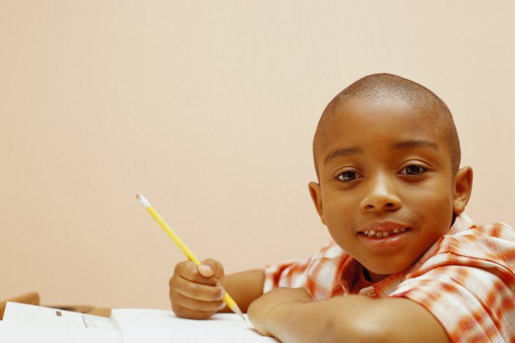 Un horario de tarea y un espacio callado para trabajar ayudan a tu hijo con un buen comienzo.