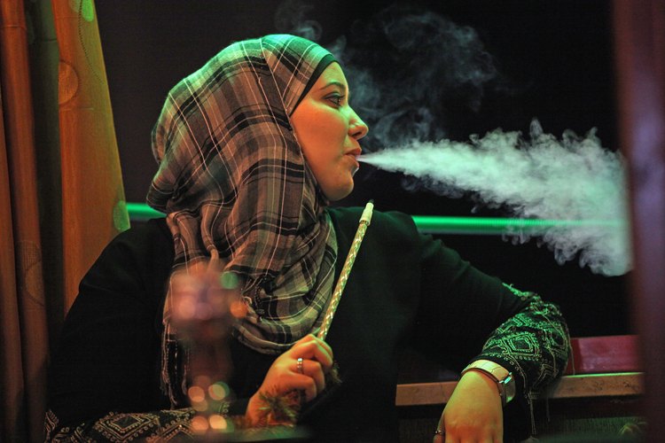 Fumando.