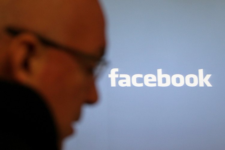 Facebook le permite a los usuarios sugerirse amigos los unos a los otros.