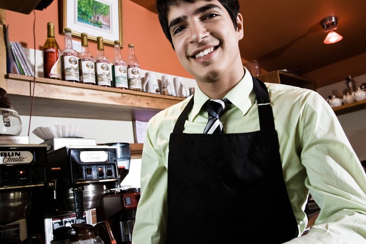 Los baristas a menudo tienen que trabajar temprano en el día para hacer bebidas de café.