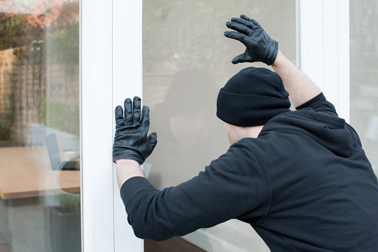 Los ladrones e intrusos miran a través de tus ventanas para determinar si vas a ser su próximo objetivo, y muchas veces usan esas ventanas como punto de entrada a tu casa.