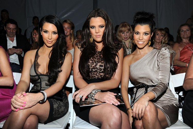 Las hermanas Kardashian son conocidas por sus largas melenas oscuras; aprende cómo evitar que tu color se desvanezca.