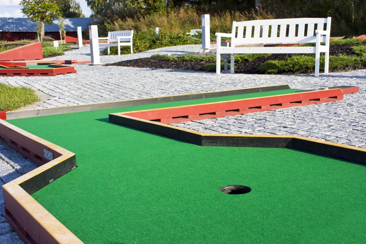 Acercamiento de un verde campo de minigolf.