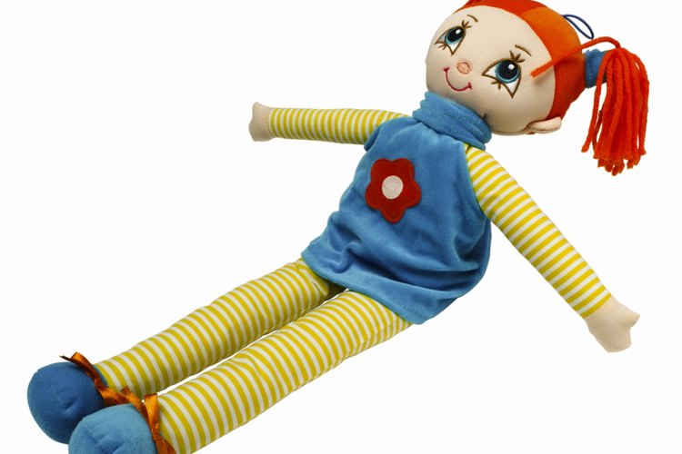No es poco común para los niños jugar con muñecas.
