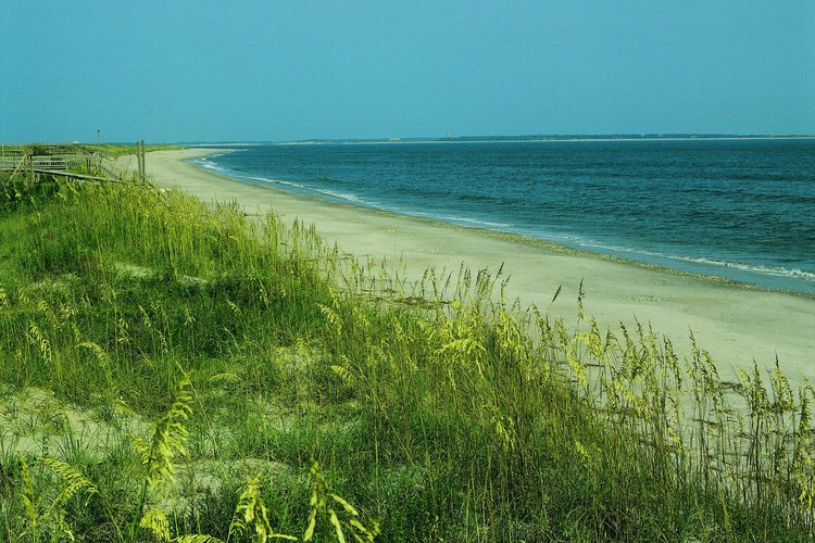 Las islas barrera a lo largo de la costa de North Carolina protegen la parte continental de los huracanes.