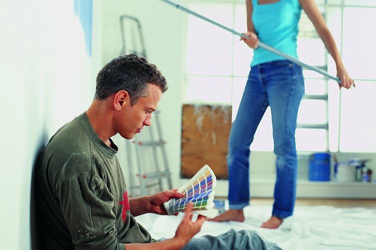Este tipo de pintura exterior forma una barrera protectora alrededor de tu casa y es más duradera que la pintura de látex a base de agua.
