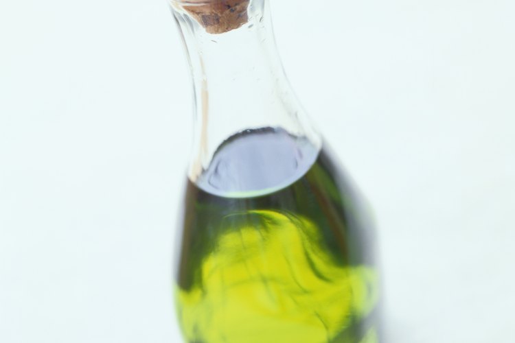 El aceite de oliva es un buen remedio para el cabello seco.