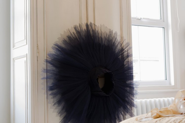 Cómo pintar un aparador de madera con pintura de látex.