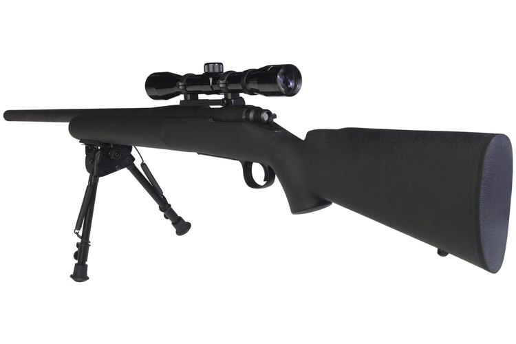 Un rifle de francotirador es un rifle de alta potencia con una mira de alta potencia.