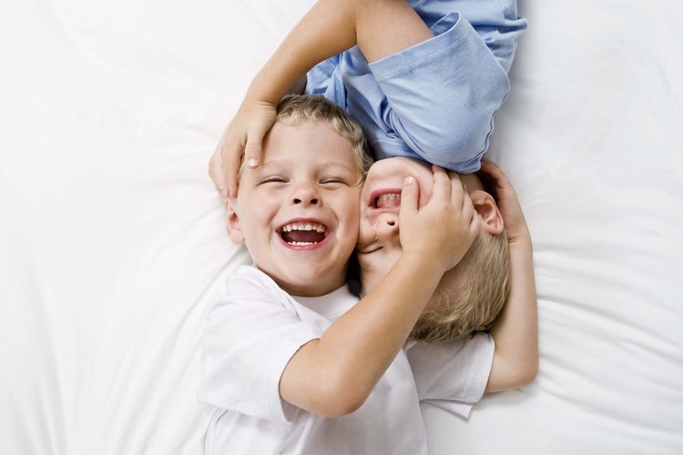 Hacer nuevos amigos ayuda a los pequeños a crecer emocional y socialmente.