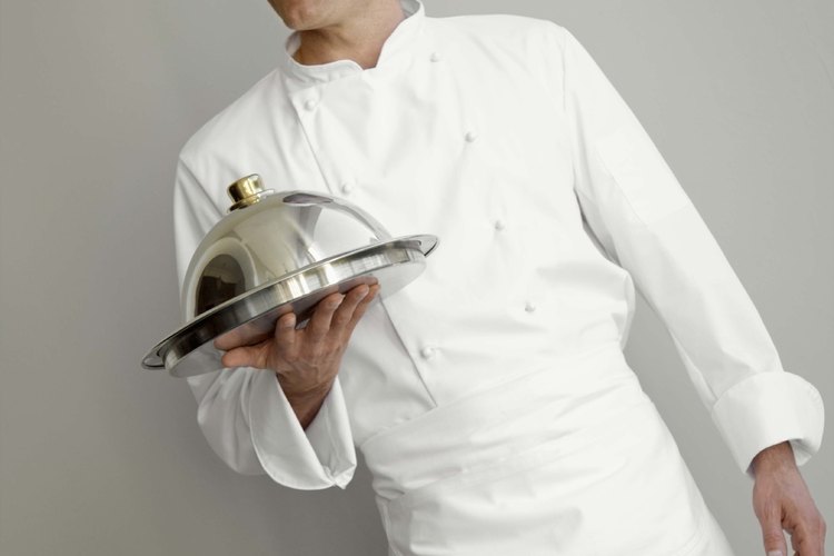 Los cocineros utilizan un vocabulario profesional y adecuado para comunicar técnicas culinarias específicas.