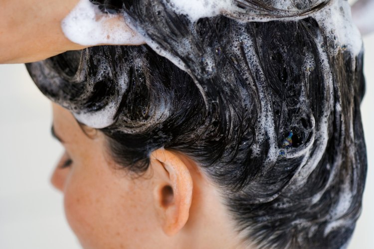 El tratamiento comienza lavando el cabello con un champú especial.