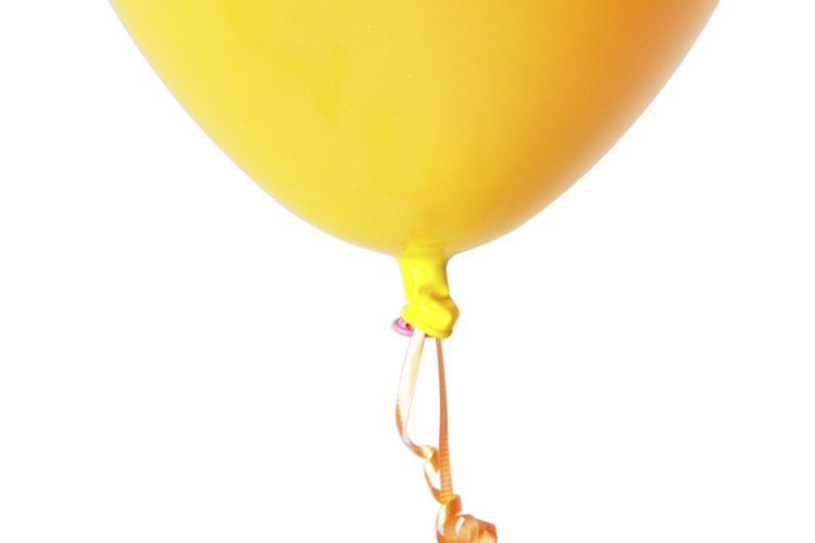 Con el globo pequeño haz la cabeza del caballo.