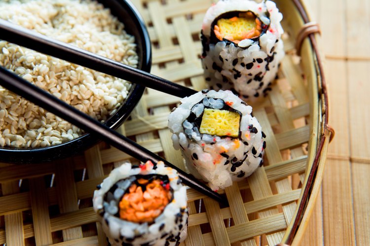 Sushi de tofú y arroz.