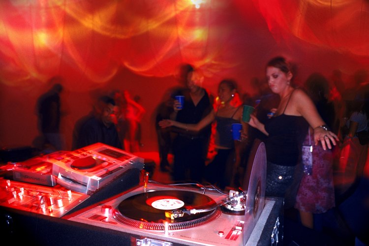 Un DJ es una excelente opción de ambientación musical.