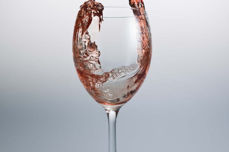 Mejora una copa de vino normal con un motivo pintado.