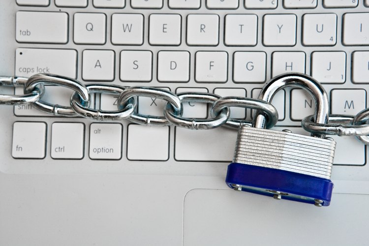 Los piratas informáticos irrumpen en los sistemas de seguridad con fines maliciosos.